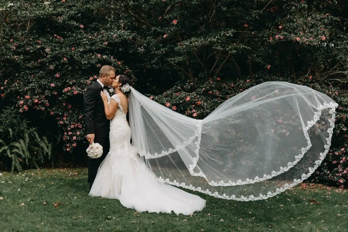 10 Perfect Photography Poses For Your Wedding Album 3 photo 629 min