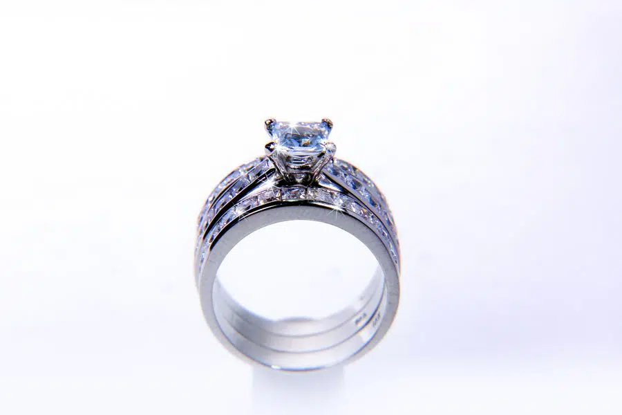 How To Design A Custom Engagement Ring On A Budget 1 AdobeStock 480286629