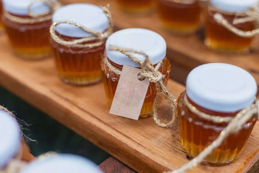 7 Wedding Favor Ideas Your Guests Will Absolutely Love 1 AdobeStock 500481324