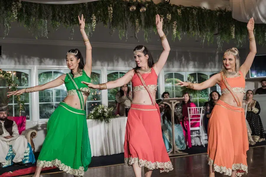 Dancers-performing-at-wedding