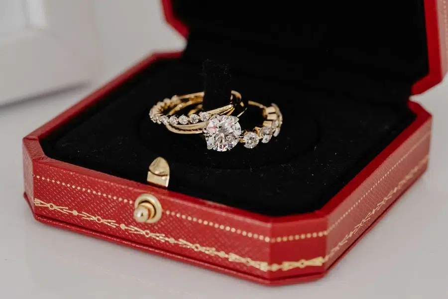 Diamond-wedding-rings-in-box