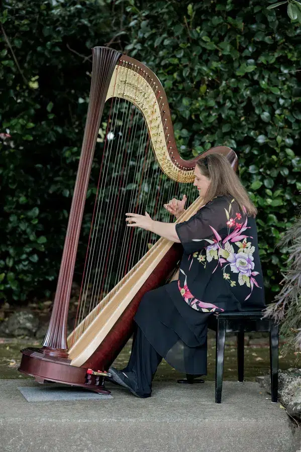 Harpist-playing-outdoors-wedding