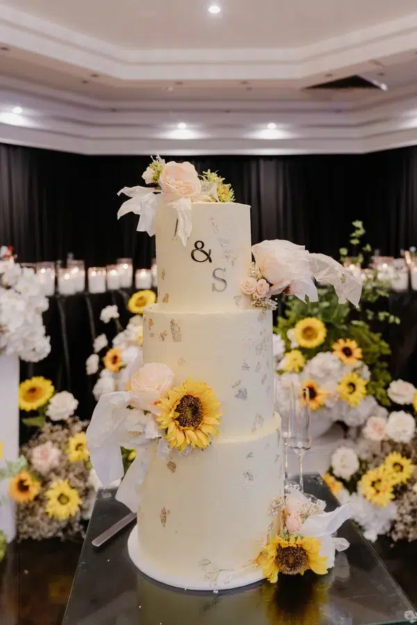 Wedding-cake-with-sunflowers